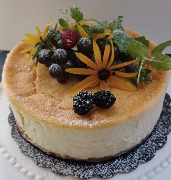 Sernik mocno kremowy ,waniliowy, niebaskijski